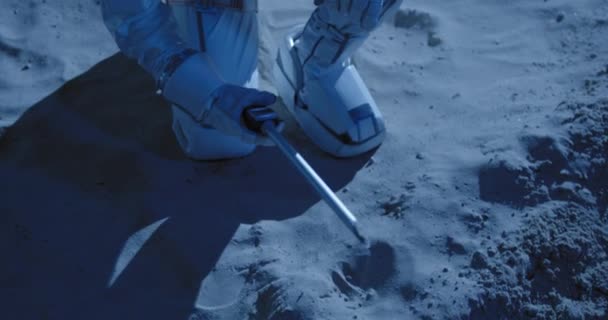Astronaut pomocí zařízení pro sběr vzorků — Stock video