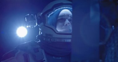 Astronot Ay 'daki ekipmanları kontrol ediyor