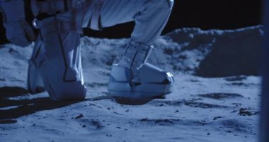 Astronot örnek toplamak için ekipman kullanıyor