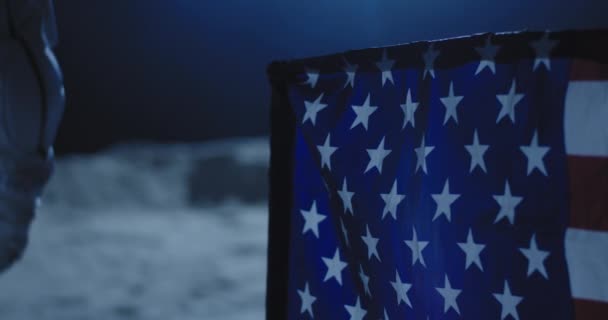 Astronaut passerar genom oss flagga — Stockvideo