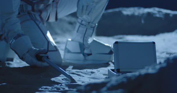 Астронавт с помощью оборудования для сбора образцов — стоковое видео