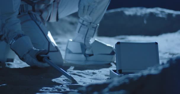 Astronauta usando equipamentos para coletar amostras — Vídeo de Stock