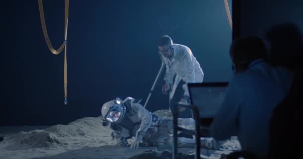 Astronauti e scienziati testano la mobilità della tuta spaziale — Video Stock