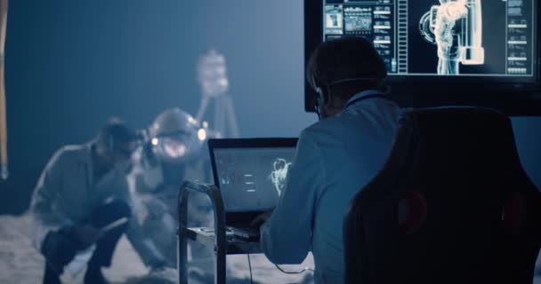 宇宙服試験を監督する科学者 — ストック動画