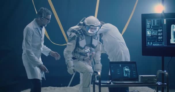 Астронавт и ученые готовятся к испытанию нулевой гравитации — стоковое видео