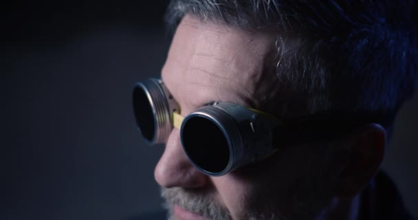 Mann mit Schutzbrille schaut auf — Stockvideo