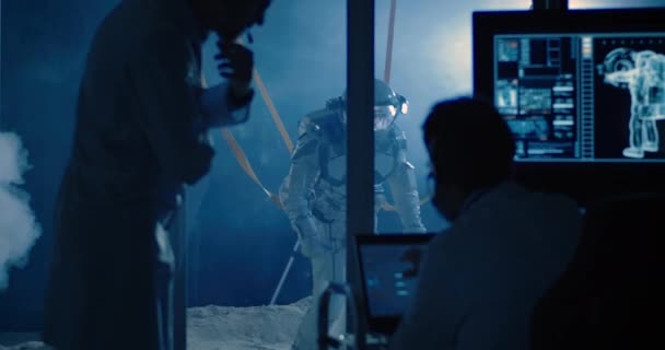 宇宙服の可動性をテストする宇宙飛行士と科学者 — ストック動画