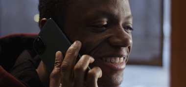 Genç adam bir telefon olması