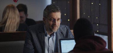 Bir kafede iş ortakları konuşuyor.