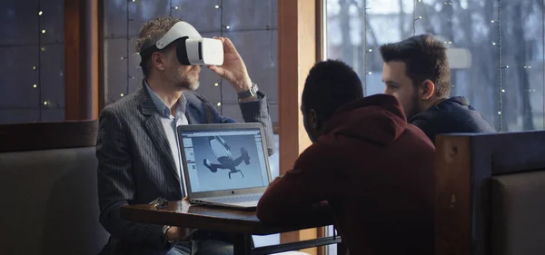 Artistas presentando gráficos 3d en la cafetería — Foto de Stock