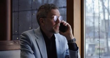 cep telefonuyla konuşan işadamı