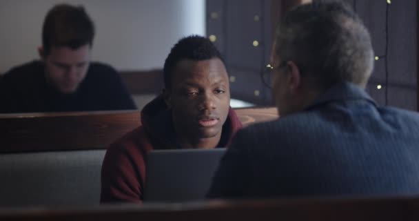 Geschäftsmann im Gespräch mit Klient im Café — Stockvideo