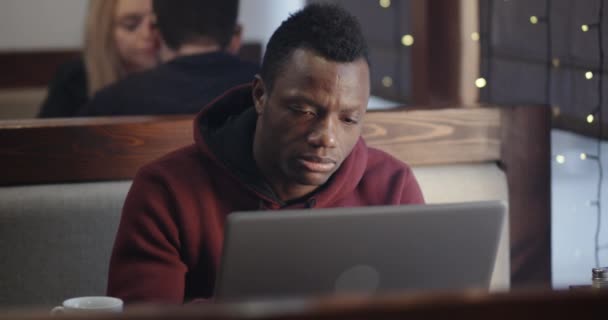 Jeune homme travaillant sur ordinateur portable à Cafe — Video