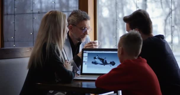 Команда обсуждает 3D моделирование в кафе — стоковое видео