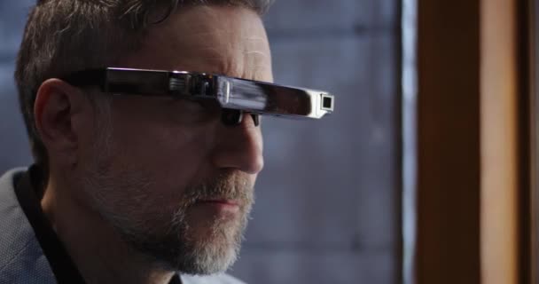 Мужчина средних лет надевает VR гарнитуру — стоковое видео