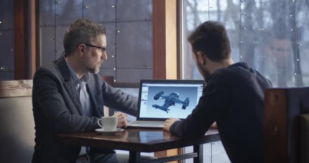 Artista apresentando gráficos 3d no café — Vídeo de Stock