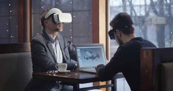 Artista que presenta gráficos 3D en la cafetería — Vídeo de stock