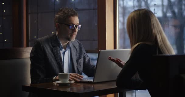 Business people meeting in cafe — Stock Video