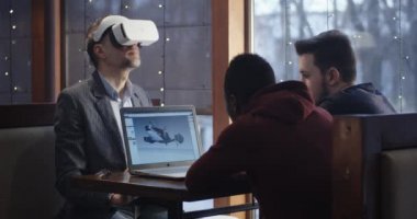 Kafede 3 boyutlu grafikler sunan sanatçılar