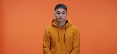 genç adam gözleri haddeleme