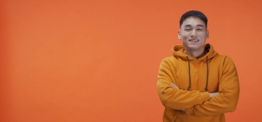 Parmak ile işaret genç adam