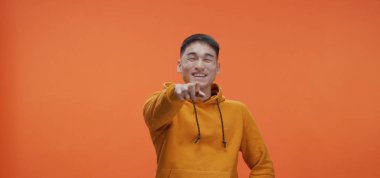 genç adam kameraya dönük