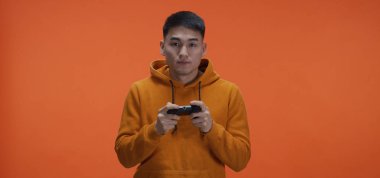 Video oyunu oynayan genç adam