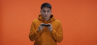 Video oyunu oynayan genç adam