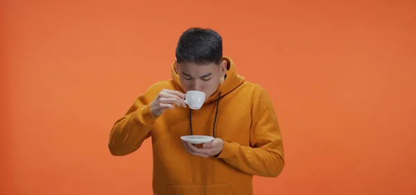 Joven bebiendo té —  Fotos de Stock