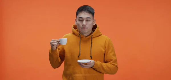 Νεαρός άνδρας πίνοντας τσάι — Φωτογραφία Αρχείου
