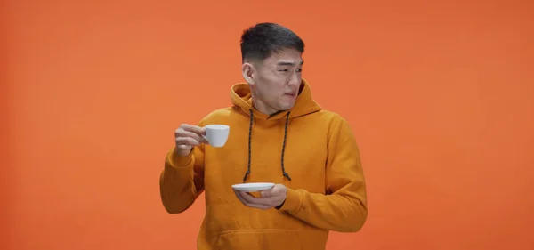 Молодой человек пьет чай — стоковое фото
