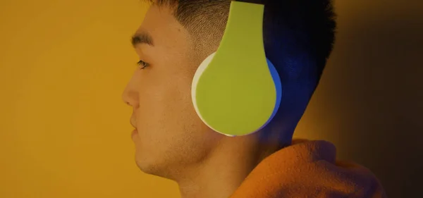 Joven escuchando música con auriculares — Foto de Stock