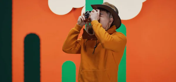 Joven tomando fotos — Foto de Stock