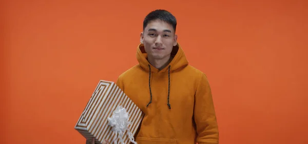 Young man catching box — Stockfoto