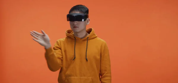 Young man using vr goggles — Stok fotoğraf