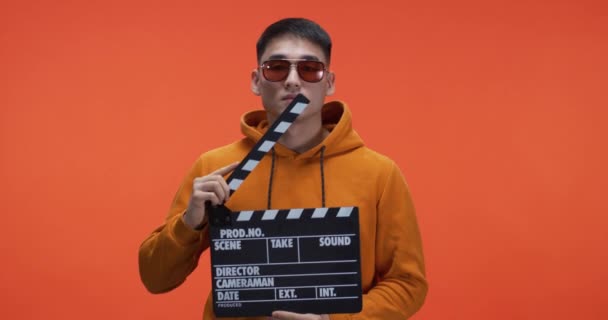 Jovem usando clapperboard — Vídeo de Stock