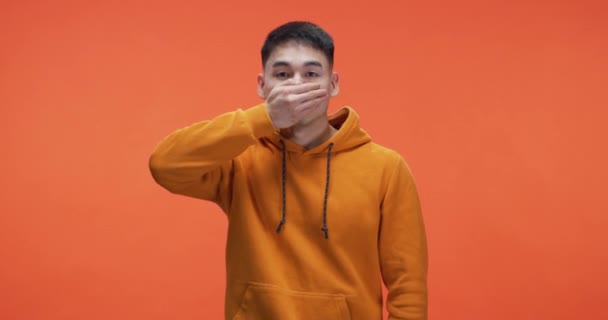 Homem jovem cobrindo boca — Vídeo de Stock