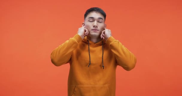 耳を差し込む若い男 — ストック動画