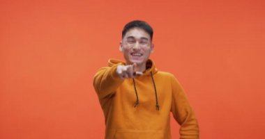 genç adam kameraya dönük