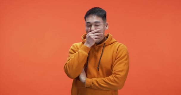 Mladý muž unaveně zívá — Stock video