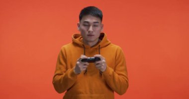 Video oyunu oynayan genç adam