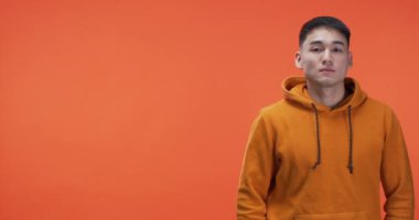 Parmak ile işaret genç adam