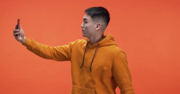 Genç adam alarak selfie — Stok video