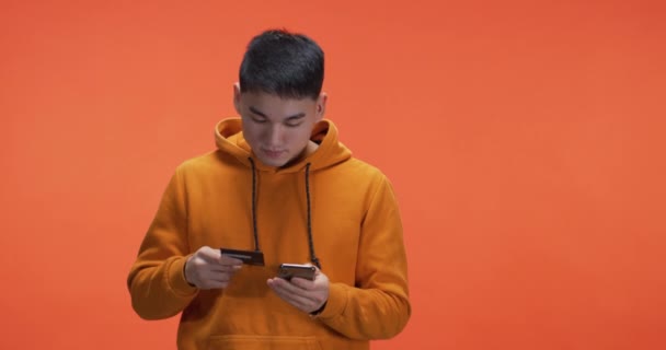 Jovem usando cartão de crédito online — Vídeo de Stock