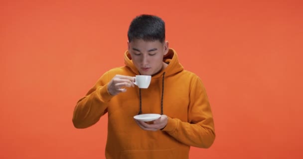 若い男がお茶を飲む — ストック動画