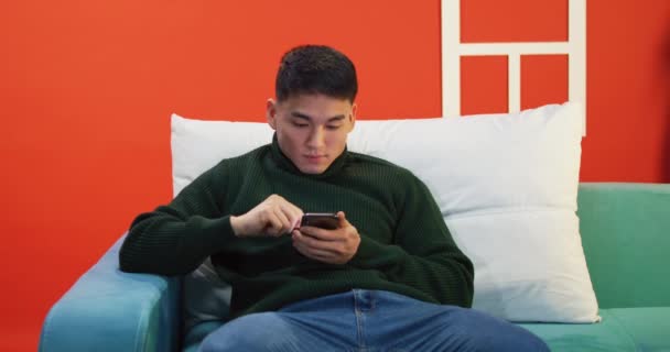 Young man texting on phone — Stock Video