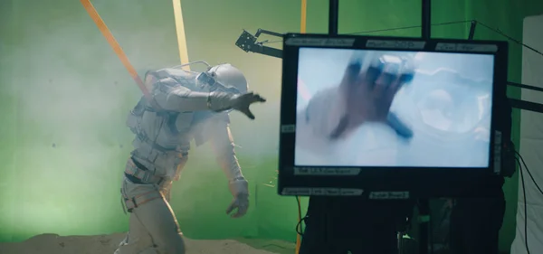 Shooting a scene with an astronaut struggling against the wind — 图库照片