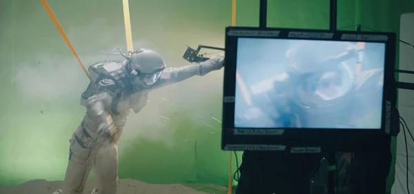 Shooting a scene with an astronaut struggling against the wind — 图库照片