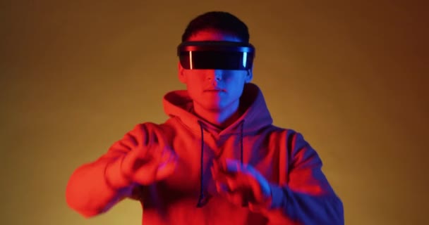 年轻人穿上虚拟现实的护目镜 — 图库视频影像