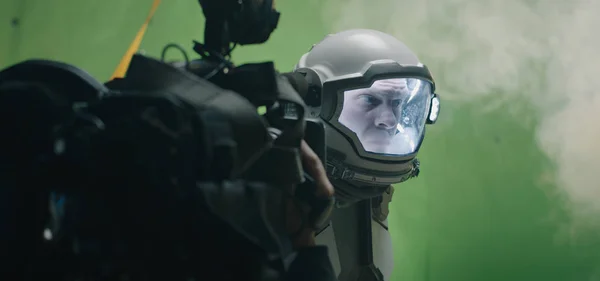 Filmando uma cena com um astronauta olhando ao redor — Fotografia de Stock